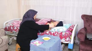 Fedakar anne 'kanadı kırık meleği'ne gözü gibi bakıyor