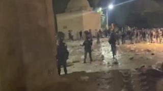 İsrail polisi Mescid-i Aksa’ya girerek cemaate saldırdı