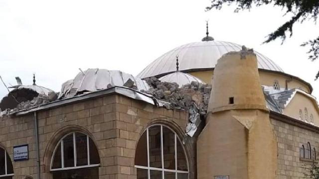 Aksarayda kum fırtınası cami minaresini yıktı