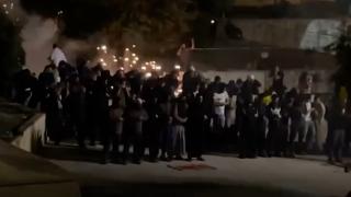 İsrail'in namaz kılanlara gaz bombası attığı anlar