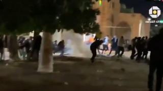 İsrail polisinin Mescid-i Aksa'da namaz kılanlara saldırısı kamerada