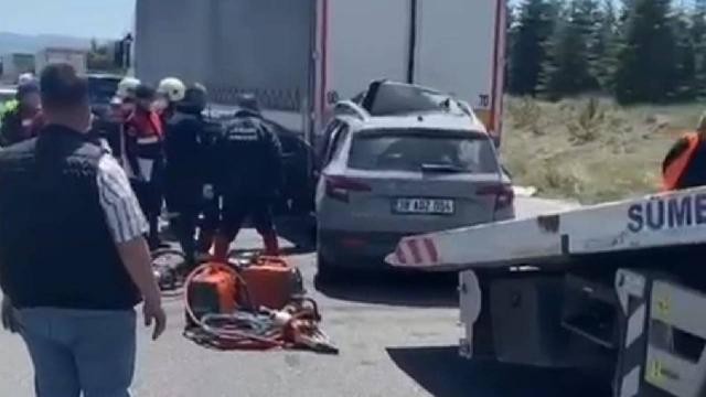Otomobil tıra arkadan çarptı: 3 ölü, 2 yaralı