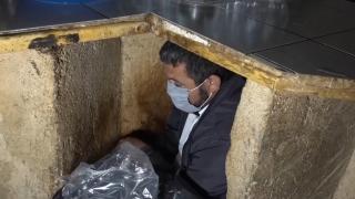 Kumar baskınında tezgahın altına saklandılar