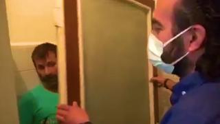 Polisten gizlenmek istedi, saklandığı kapının arkasında yakalandı