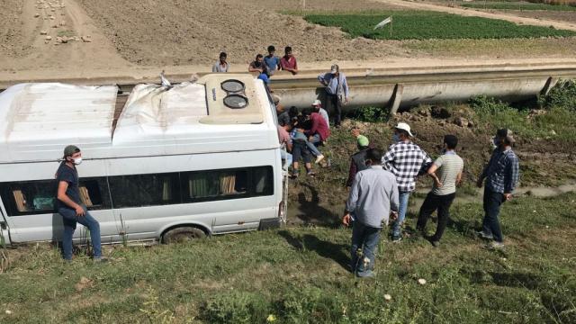 Mersinde işçi servisi devrildiı: 7 yaralı