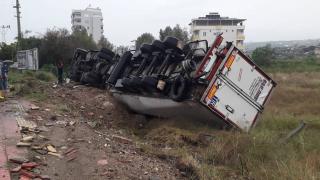 Elektrik direğine çarpıp devrilen tırın kaza anı kamerada