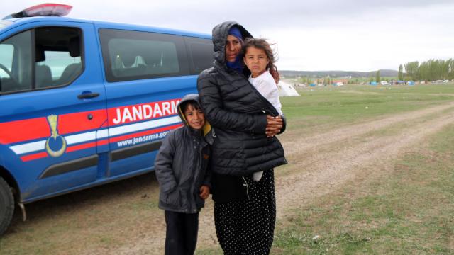 Sivasta fırtınada çadırları zarar gören mevsimlik işçilere kaymakamlık yardım edecek