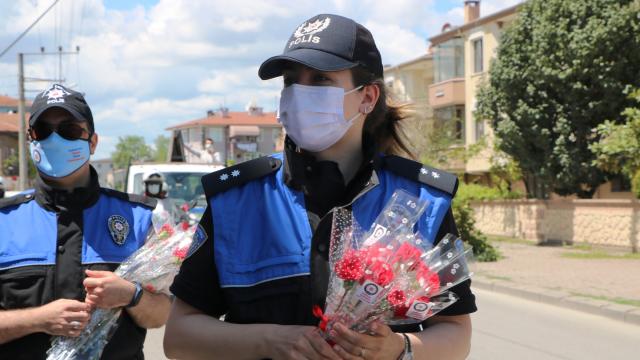 Polisler sokak sokak gezerek annelerin gününü kutladı