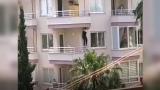 Polisi gören şüpheli balkondan balkona sarktı