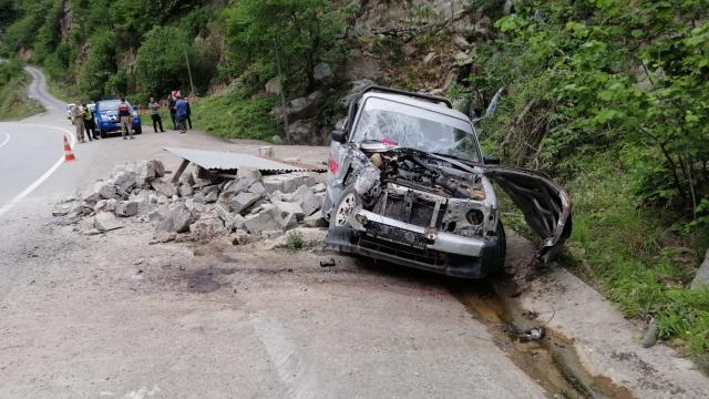 Giresunda kamyonet yol kenarındaki beton kulübeye çarptı: 2 yaralı