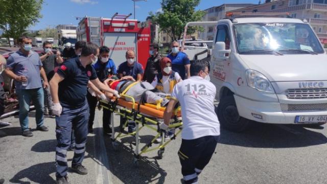 Orhangazide polis uygulama noktasında 2 araca çarpan otomobilin sürücüsü yaralandı