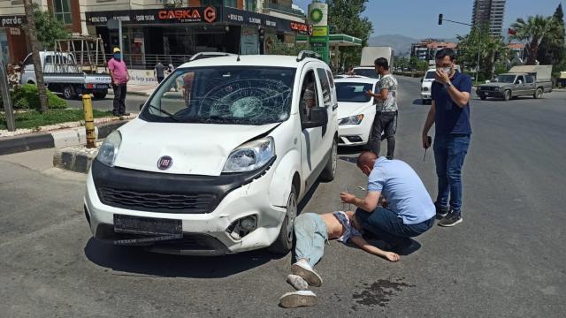 Manisada otomobil, elektrikli bisikletle çarpıştı: 2 yaralı