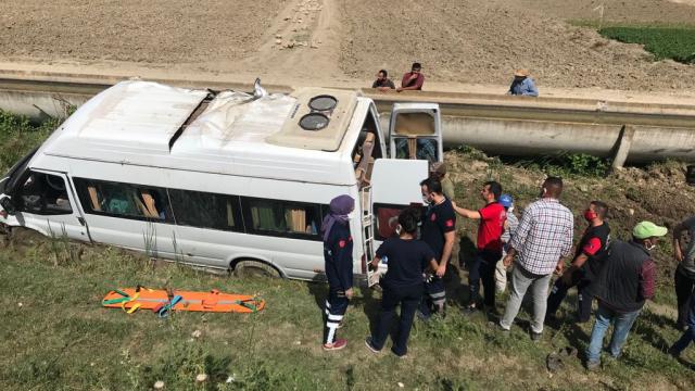Mersinde tarım işçilerini taşıyan minibüs şarampole devrildi: 7 yaralı