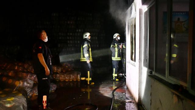 Manisada bir fabrikanın büro bölümünde çıkan yangın hasara neden oldu