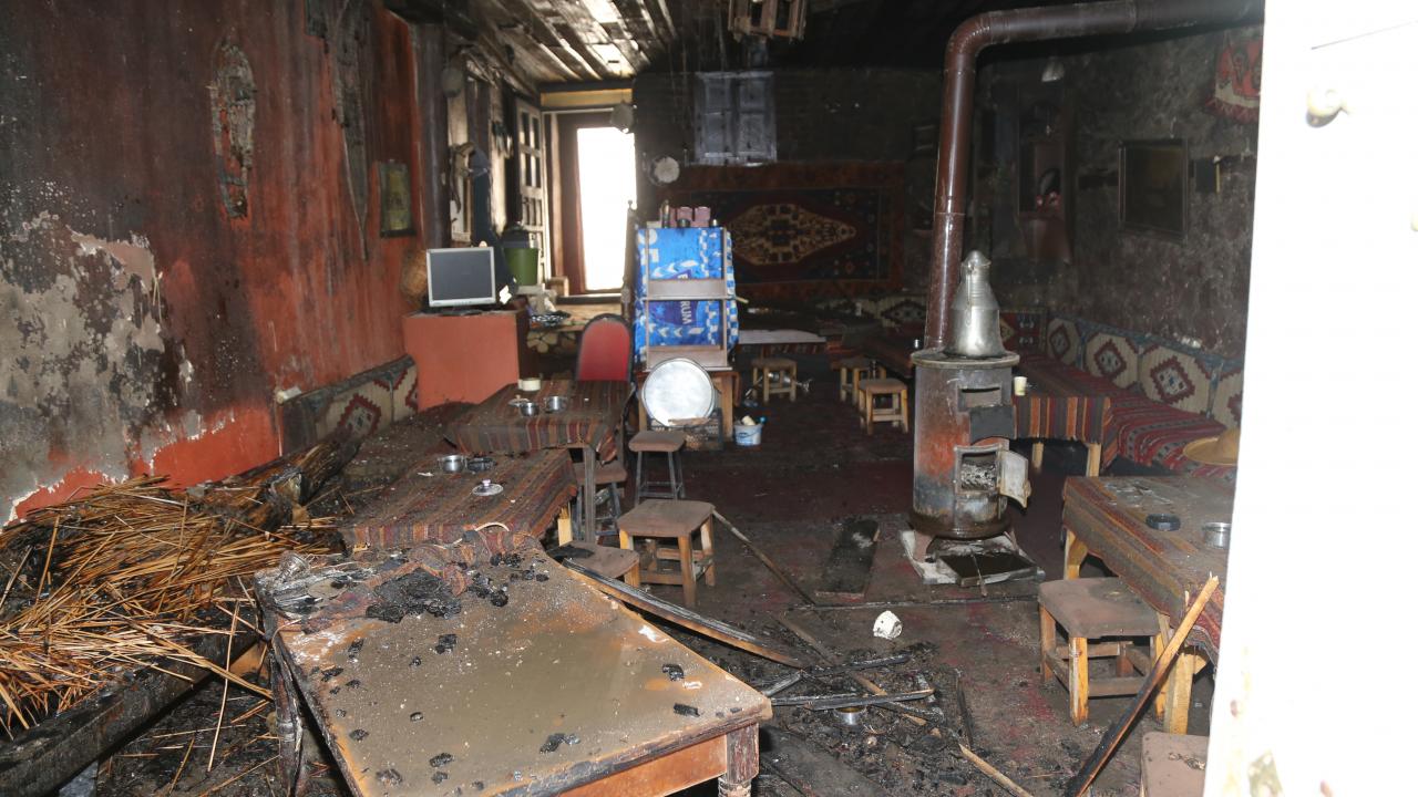 Erzurum'da kundaklandığı iddia edilen çay ocağındaki yangın söndürüldü