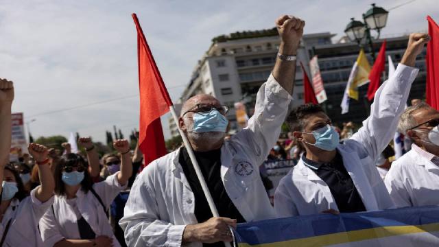 Yunanistanda işçi ve memurlar sokakta