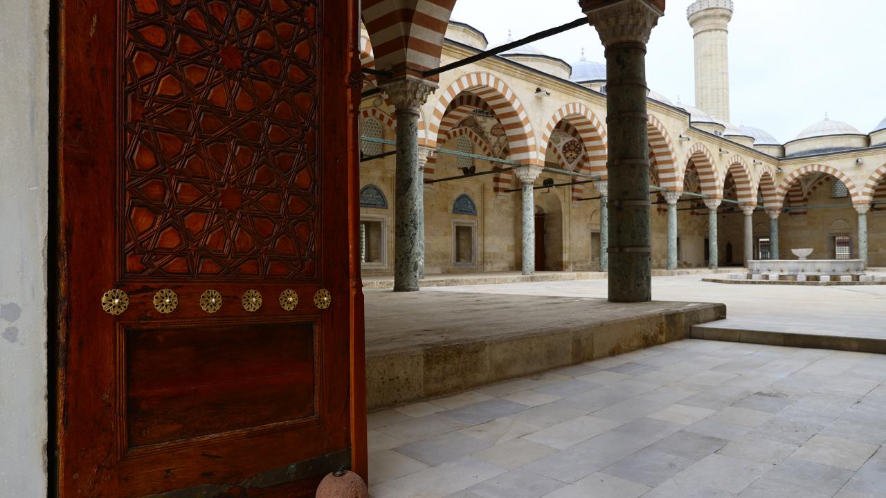 "Eski Cami`nin yazısı, Üç Şerefeli`nin kapısı, Selimiye`nin yapısı"