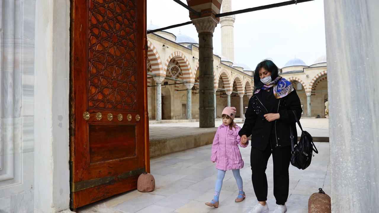 Avlunun batı, kuzey ve güneyinde üç kapısı bulunduğunu vurgulayan Yılmaz, şu bilgileri verdi: