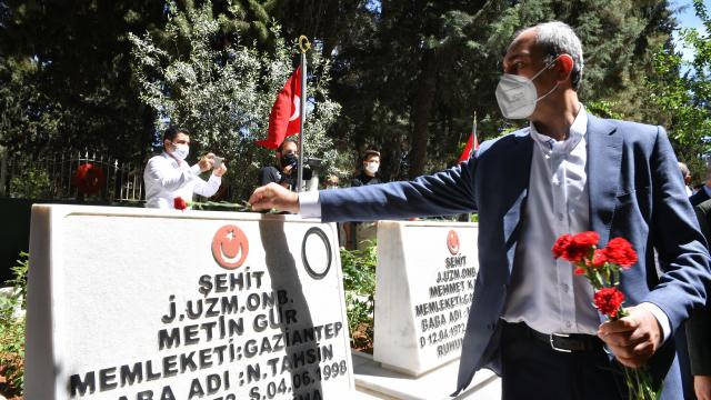 Adalet Bakanı Abdulhamit Gül, Asri Mezarlıktaki şehitliği ziyaret etti