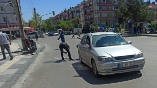 Telefonu çalınca dikkati dağılan motosiklet sürücüsü kaza yaptı