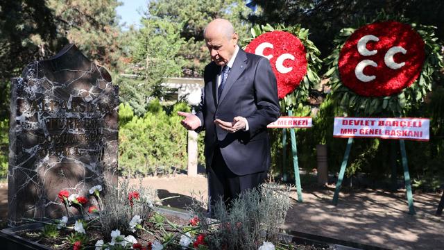 Bahçeli, Alparslan Türkeşin kabrini ziyaret etti