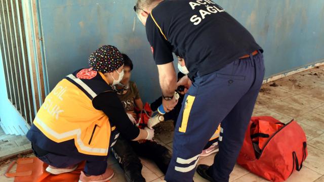 Pazar yerinin çatısından terasa düşen çocuk yaralandı