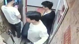 Elektrikli motosiklet asansörde alev aldı