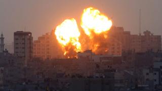 Gazze'ye hava saldırısı kamerada