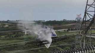 Yüksek gerilim hatlarının temizliği ilk kez helikopterle yapıldı