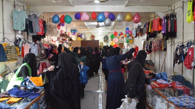 İHH, Suriyede bayram öncesi kıyafet yardımıyla binlerce yetimin yüzünü güldürdü