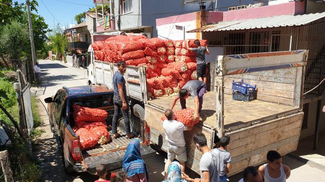 Osmaniyede hayırsever esnaf, vatandaşlara 100 ton patates ve soğan dağıttı