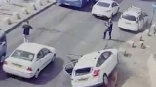 Yahudi yerleşimcinin aracıyla Filistinliyi ezdiği an kamerada