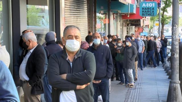 Bayram öncesi, baklavacı önünde metrelerce kuyruk oluştu