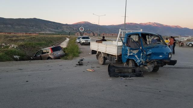 Erzincanda trafik kazası: 2 yaralı