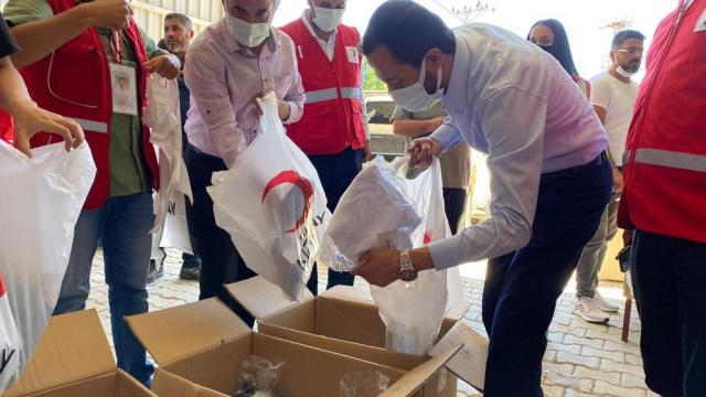 Hatayda Bayırbucak Türkmenlerine bayramlık kıyafet yardımı yapıldı