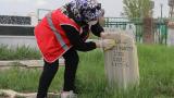 Ağrı'da Kızılay gönüllüleri mezarları onarıp çevre temizliği yaptı