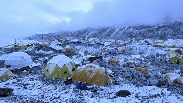 Pakistanda zirve dönüşü iki dağcı ile iletişim kesildi, bir dağcı kayboldu