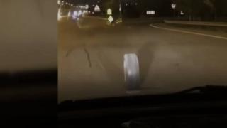 Taksiden fırlayan teker otoyolda metrelerce yuvarlandı