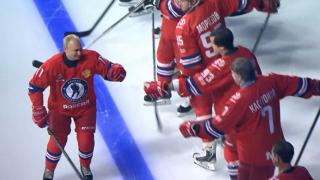 Vladimir Putin buz hokeyi için sahaya indi