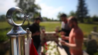 Şehitliklerde buruk bayram ziyareti