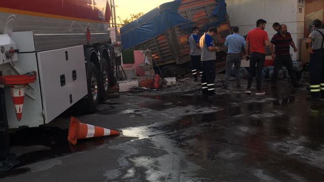Hatayda kontrolden çıkan tır akaryakıt istasyona daldı