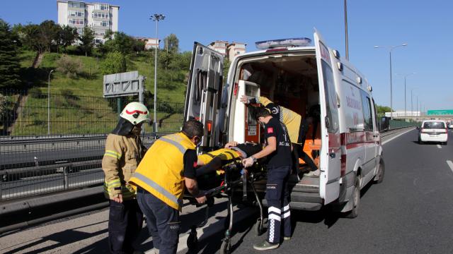 Sarıyer TEMde otomobil bariyerlere çarptı; sürücüyü itfaiye kurtardı