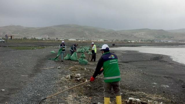 Van Gölü kıyısı ve göle akan dereden tonlarca çöp toplandı
