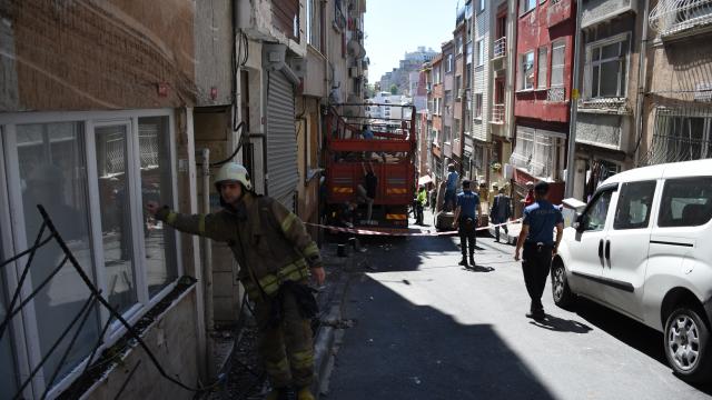 Şişlide seyir halindeki kamyon 5 binaya çarptı