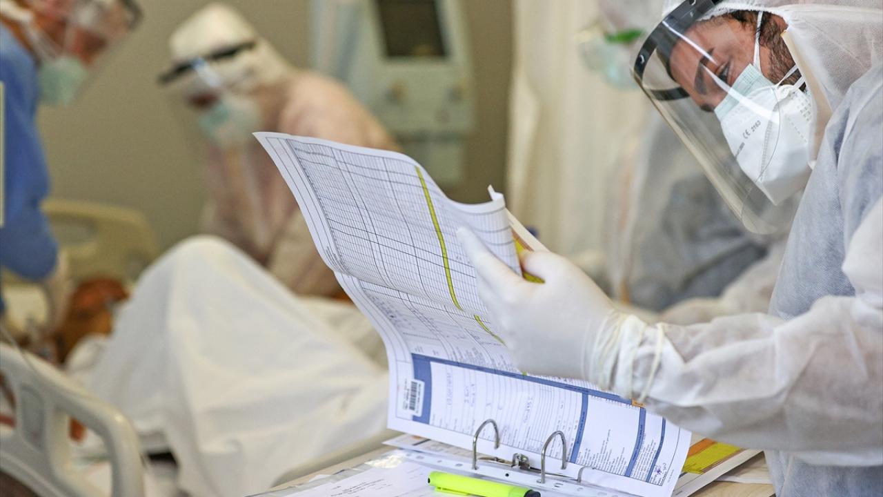 "Yoğun bakım servislerinde boş yatakların olması bizi mutlu ediyor"