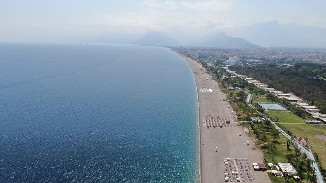 Antalyada sahiller turistlere kaldı