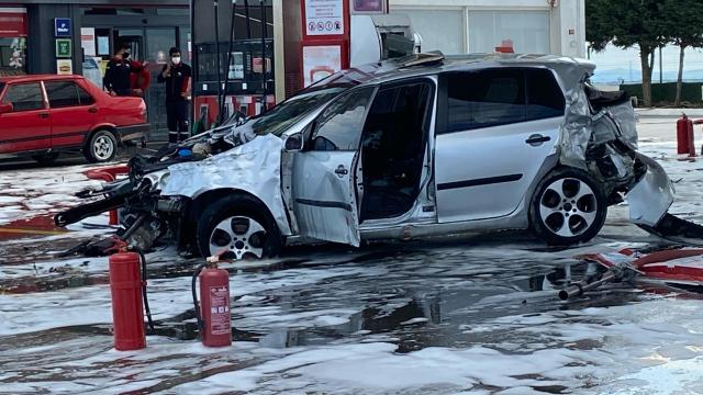 Kontrolden çıkan otomobil akaryakıt istasyonunun pompasına çarptı