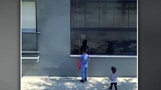 Bayram şekerleri camdan ip sarkıtılarak çocuklara ulaştı