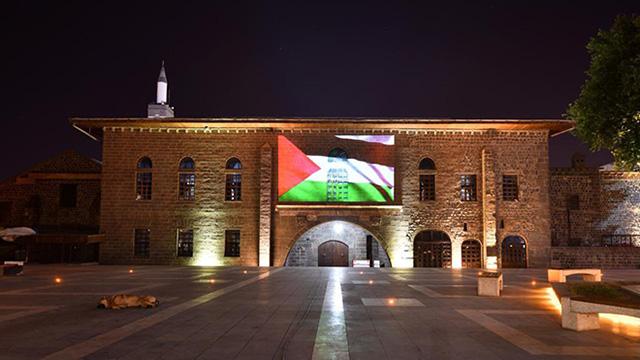 Diyarbakırda tarihi yapılara Filistin bayrağı yansıtıldı