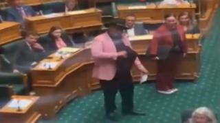 Protesto için Haka dansı yaptı